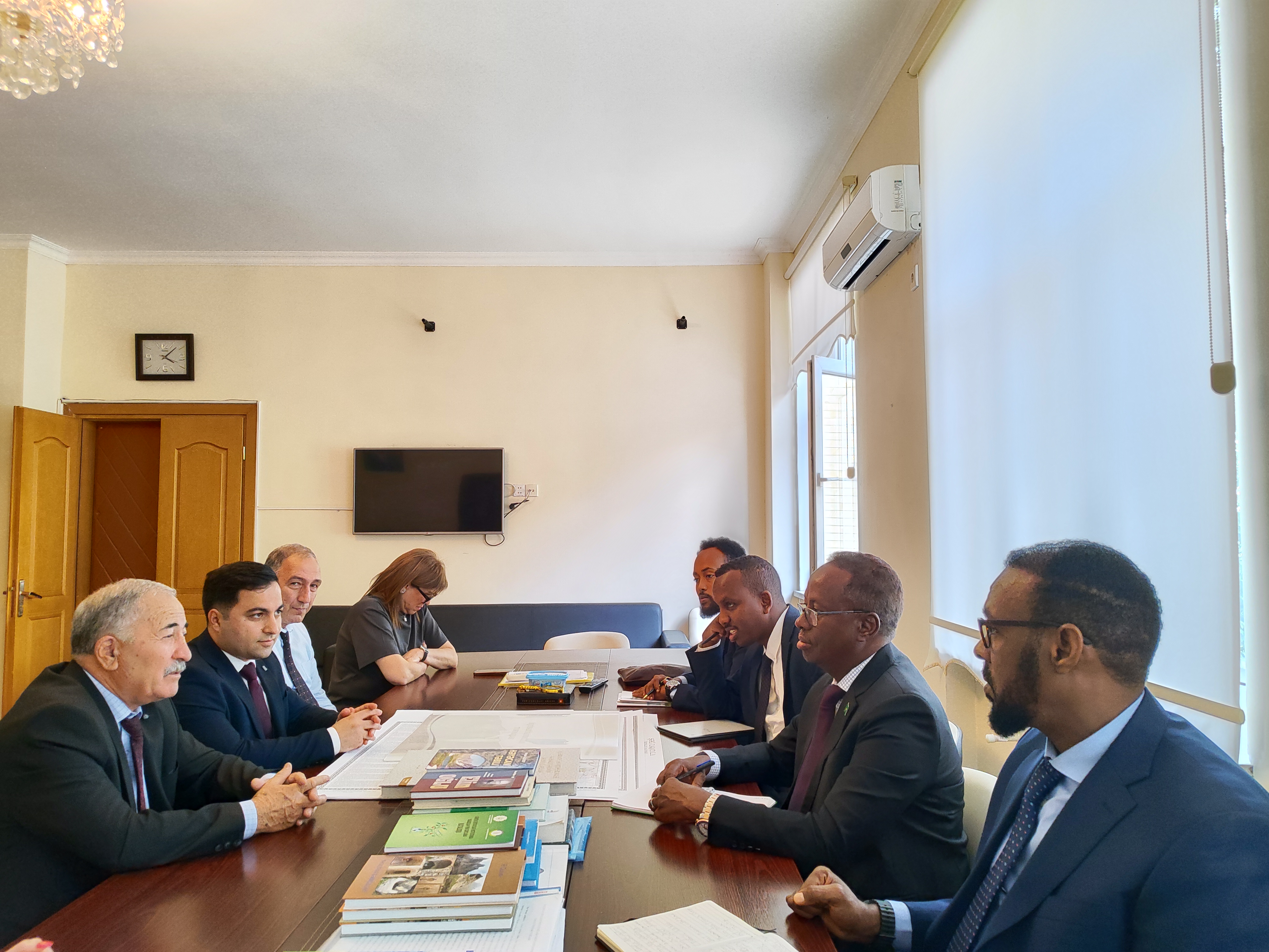 Somali Kənd Təsərrüfatı Tənzimləmə və Yoxlama Xidmətinin nümayəndələri ilə  Torpaqşünaslıq və Aqrokimya İnstitutunda görüş keçirilib