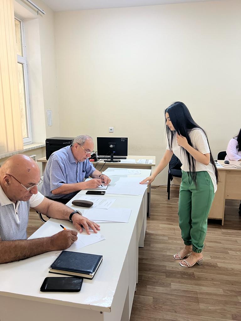 В Институте почвоведения и агрохимии Министерство науки и образования Азербайджанской Республики продолжается летняя экзаменационная сессия магистирантов